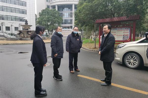 保靖检察:县委常委,县委政法委书记王万双走访慰问值