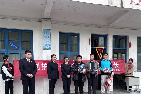 保靖县检察院到葫芦小学开展拒绝校园欺凌共建平安校园主题法治宣传